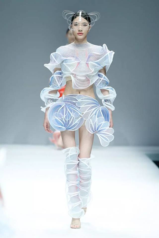 中國學院派服裝設計畢業(yè)作品創(chuàng)意集 傳統(tǒng)與現(xiàn)代的融合探索